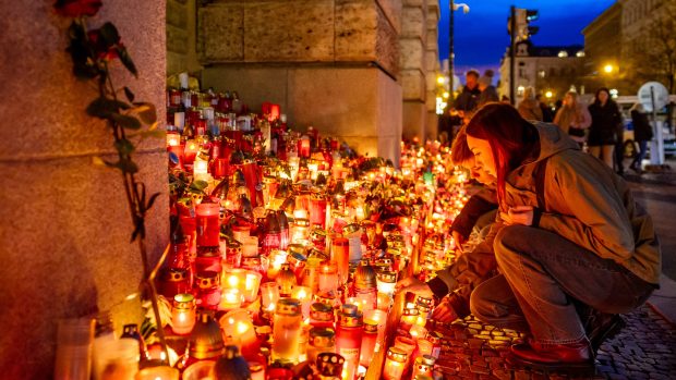 Pietní místo před FF UK svíčky střelba filozofická fakulta Univerzita Karlova