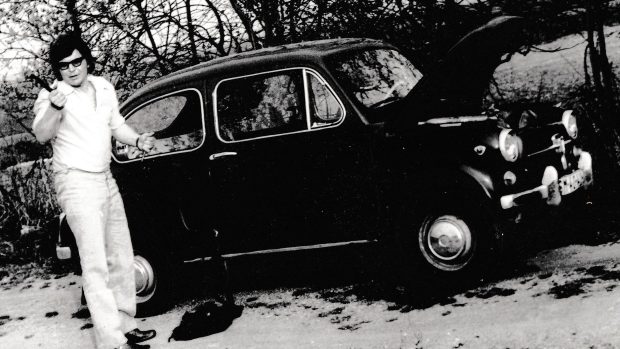 Miroslav Jeník u svého Fiatu 600, se kterým byl u tragické havárie ruské cisterny 21. srpna 1968 v Desné v Jizerských horách