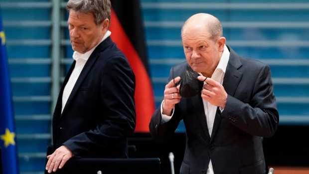 Zleva německý ministr hospodářství Robert Habeck a kancléř Olaf Scholz