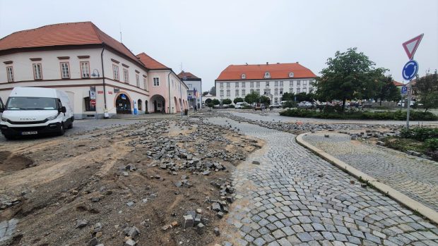 Následky bleskové povodně na náměstí v Týnu nad Vltavou