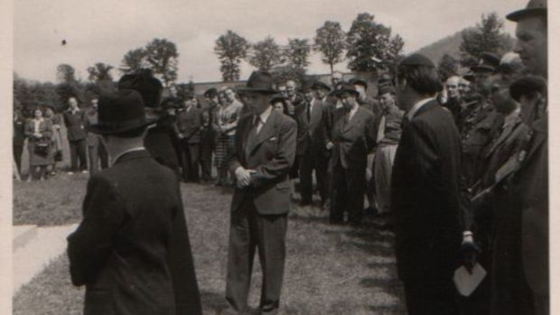 Setkání přeživších z pochodu smrti ze Schwarzheide do Terezína v Chřibsku 1948