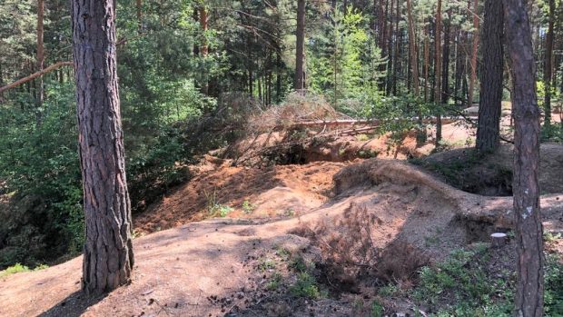 Krajina nedaleko obce Nesměň na Českobudějovicku, kterou poničili hledači vltavínů