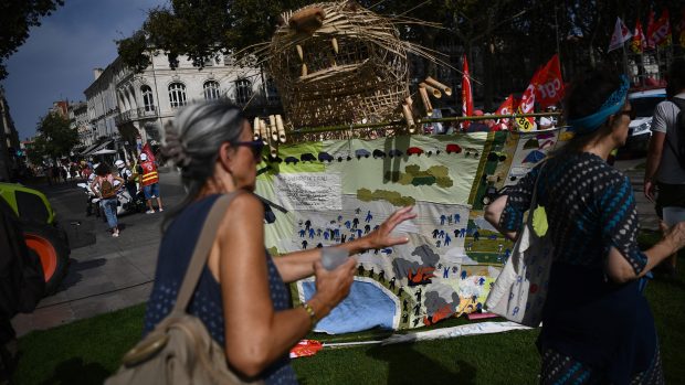 Demonstrace na podporu ekologických aktivistů, kteří nesouhlasí s vodní nádrží v Sainte Soline