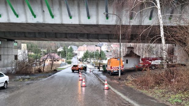 Silničáři zabezpečují dálniční most v Koštově na Ústecku, ze kterého odpadává beton