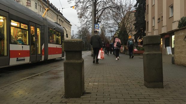 Kamenné sloupky jsou uprostřed chodníku umístěny bez většího smyslu