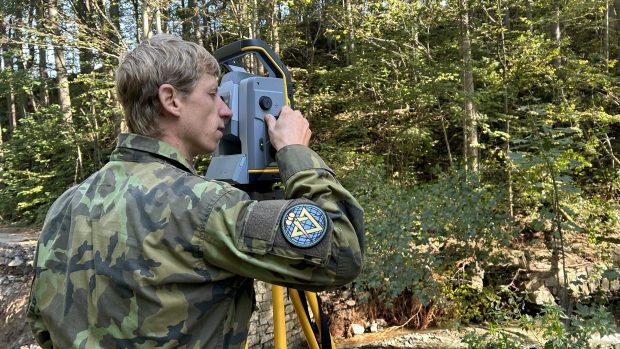 Armáda na Jesenicku pomáhá nejen s likvidací trosek po povodních. Zamířili tam taky ženisté, kteří mají postavit náhrady za zničené mosty