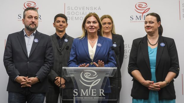 Europoslanci za stranu Smer, europoslanci, zleva Ľuboš Blaha, Erik Kaliňák, Monika Beňová, Judita Laššáková a Katarína Roth Neveďalová