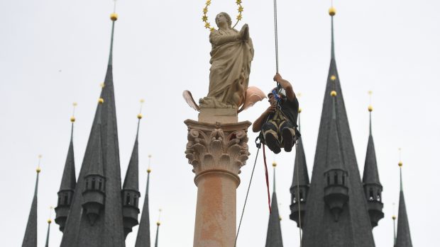 Napodobenina mariánského sloupu stojí na Staroměstském náměstí v Praze