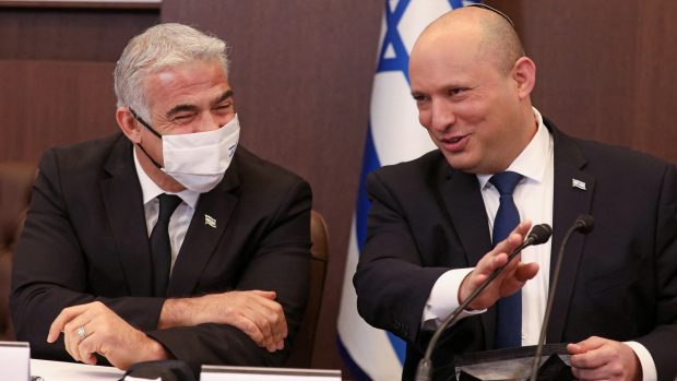 Izraelský premiér Naftali Bennett (vpravo) a ministr zahraničí Jair Lapid