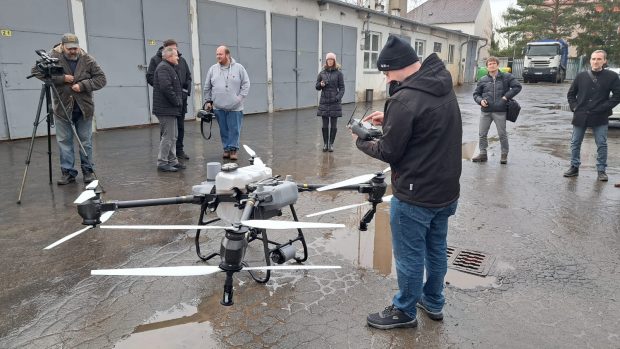 Postřikovací dron má pomoct s přemnoženými komárůmy v okolí Litovle