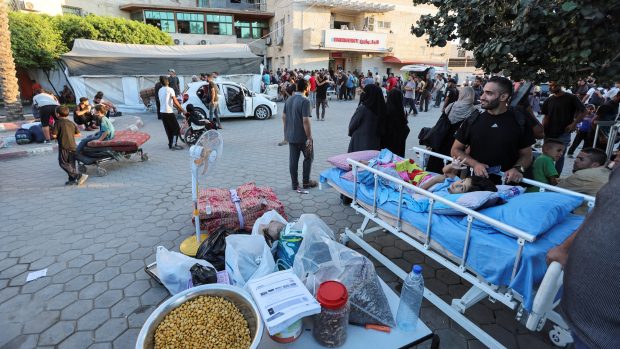 Palestinští pacienti prchají z nemocnice al-Aksá v Deir Balahu