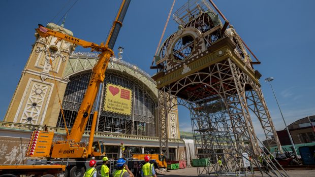 Jeřáb sundal z Průmyslového paláce hodinovou věž