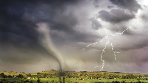 Důsledkem globálního oteplování jsou i ničivá tornáda tam, kde na ně dřív nebyli lidé zvyklí