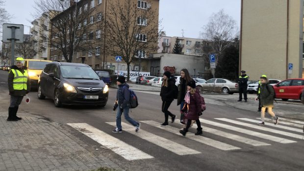 Znojemský přechod, u kterého hlídá dvojice seniorů.