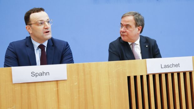 Německý ministr zdravotnictví Jen Spahn a předseda zemské vlády Severního Porýní-Vestfálska Armin Laschet