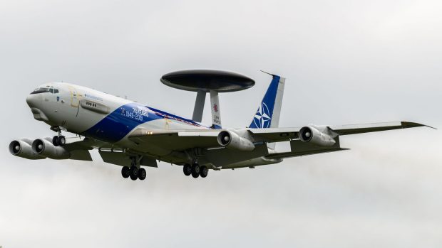 Letoun včasné výstrahy a řízení (AWACS)