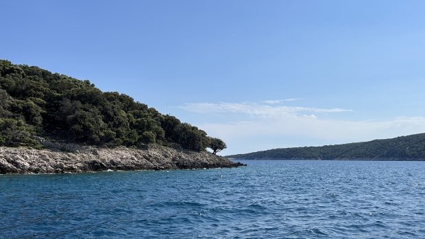 Projíždíme okolo jedné zátočiny, kde vápencové srázy padají až pod hladinu