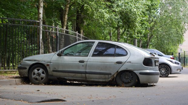 Opuštěné staré auto na ulici