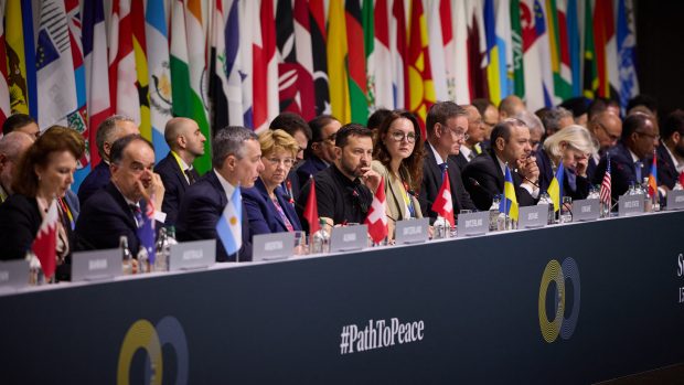 Uprostřed ukrajinský prezident Volodymyr Zelenskij během plenárního zasedání na summitu o míru na Ukrajině ve švýcarském Bürgenstocku