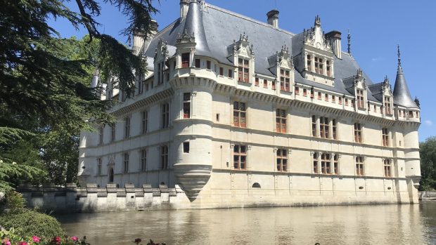 Renesanční vodní zámek Azay-le-Rideau připomíná českou Červenou Lhotu