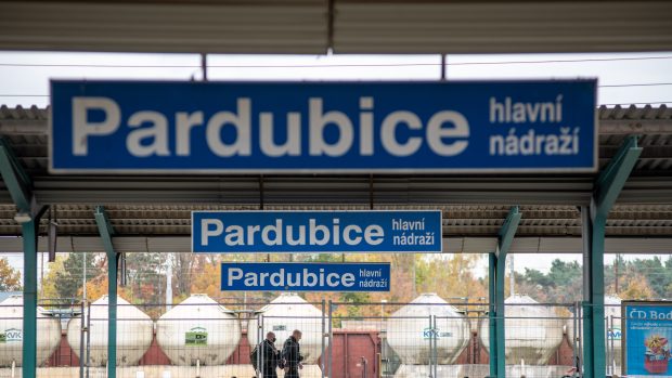 Cestující na nádraží v Pardubicích dělí od stavebního ruchu ploty