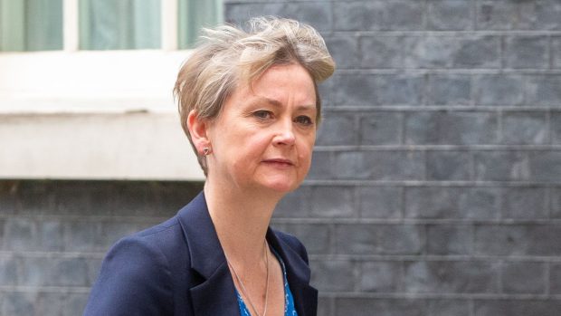 Britská ministryně vnitra Yvette Cooper