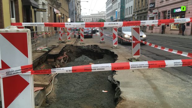 Prasklý vodovod na ulici Veveří v Brně přerušil dodávku vody