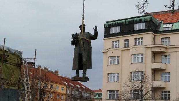 Koněvův pomník má podle rozhodnutí zastupitelstva městské části Praha 6 z loňského září nahradit památník osvobození Prahy na konci druhé světové války.