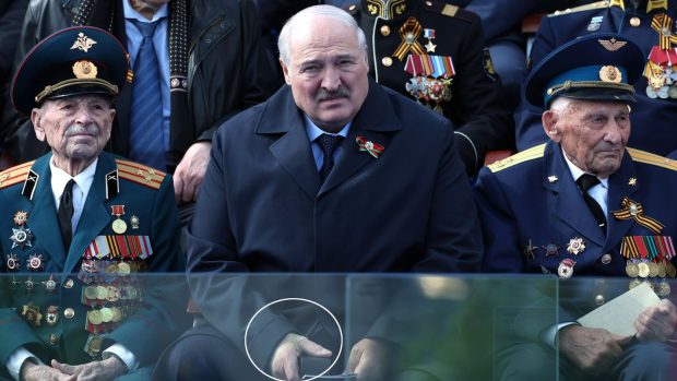 Běloruský prezident Alexandr Lukašenko na moskevských oslavách Dne vítězství s obvazem na ruce