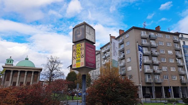 Otočné hodiny na křižovatce ulic Legionářská a Studentská v Olomouci