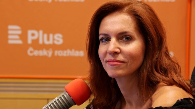 Novinářka Nora Fridrichová ve studiu Českého rozhlasu Plus.