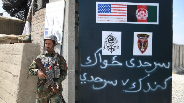 Afghánský voják před základnou v provincii Nangarhar, kde sídlili američtí vojáci