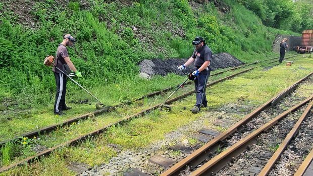 Dobrovolníci udržují trať jindřichohradecké úzkokolejky