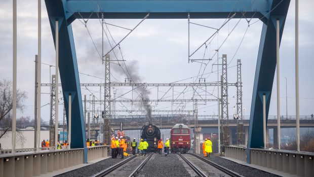 Odborníci potřebovali změřit průhyb nosné konstrukce ve chvíli, kdy ji zatíží vlaky