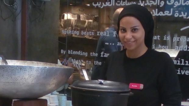 Haja Ahmadová při práci v káhirské restauraci