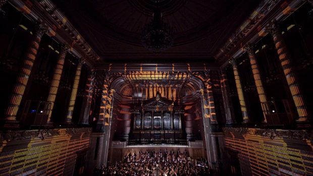 Příběh lidského života. Rudolfinum rozzáří videomapping doplněný živou hudbou