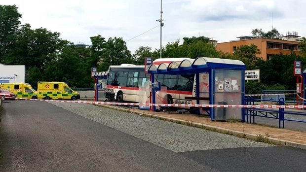 Podle pražského dopravního podniku je provoz na autobusovém nádraží velmi omezen