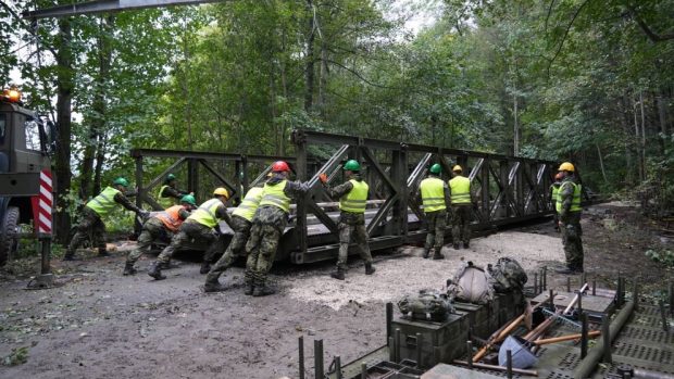 Ke stavbě provizorních mostů armáda využívá mostní konstrukce