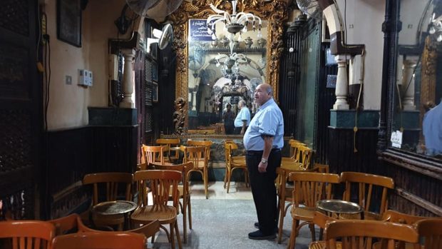Kousek od Isámova obchodu s vodními dýmkami je v úzkých uličkách schovaná snad nejstarší káhirská kavárna al-Fišáwí. Nikdy nebylo snadné tu najít volné místo, teď tu ale majitel Hagg Ahmad stojí sám