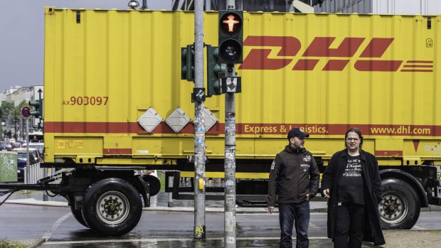 Vůz společnosti DHL v Berlíně