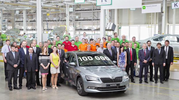 Mladá Boleslav/Kvasiny, 11. května 2016 – ŠKODA AUTO vyrobila stotisící Superb třetí generace. Jubilejní vůz sjel z linky v závodě společnosti ŠKODA AUTO v Kvasinách. Od uvedení tohoto modelu na trh v roce 2001 vyrobila česká automobilka celkem už více než 850 000 Superbů.