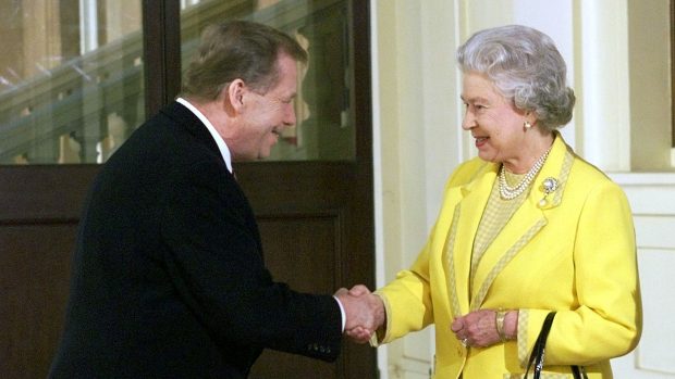 Královna a prezident Václav Havel v roce 1998 v Buckinghamském paláci.