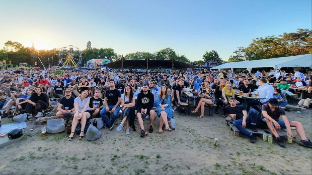 Hokejoví fanoušci sledují ve čtvrtek 3. června na zahrádce Žižkov BeerGarden zápas Česko - Finsko