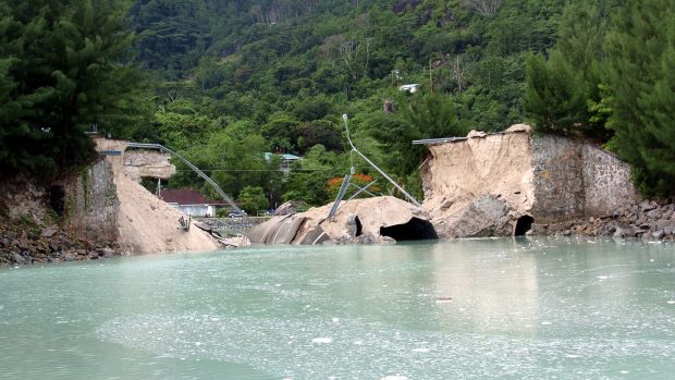 Most poničený vlnou tsunami ve Victorii na Seychelských ostrovech v roce 2004