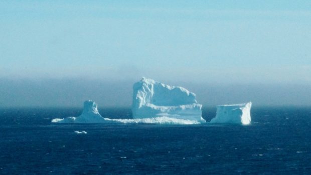 Ke kanadskému městečku Ferryland na ostrově Newfoundland připlul obří ledovec.