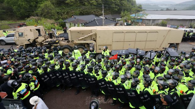 Proti příjezdu protiraketového štítu THAAD protestovalo několik lidí