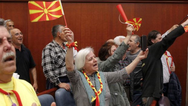 Sociální demokraté a zástupci etnických Albánců zvolili za předsedu parlamentu Albánce Xhaferiho. Demonstranti poté vtrhli do budovy.