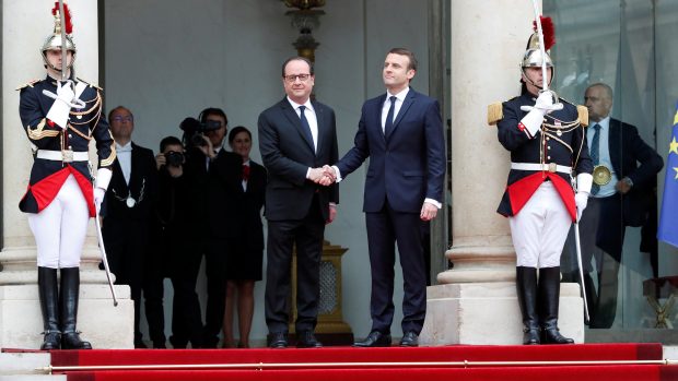 Nový prezident Francie Emmanuel Macron a bývalý prezident Francoise Hollande