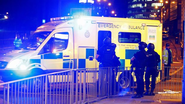 Britská policie hlásí mrtvé a zraněné při explozi v multifunkční hale v Manchesteru, kde v pondělí večer koncertovala americká zpěvačka Ariana Grande