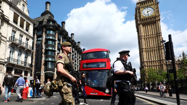 Vojáci a policisté hlídkují v centru Londýna.